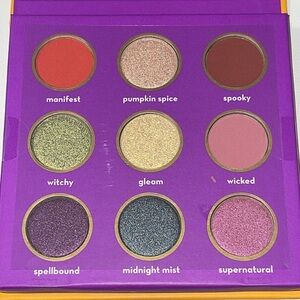 NEW- CREME Twilight twinkle nine color palette hello Kitty eyeshadows. (9)